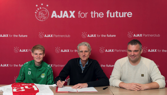 Tekenen contract Ajax Partnerclub
